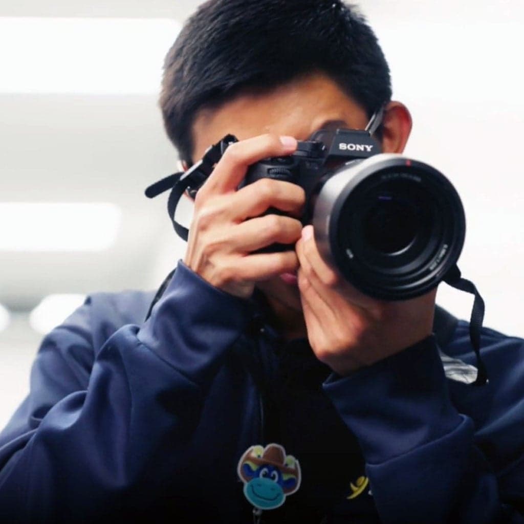 Cook Children's photographer, Eduardo, looking through camera lens