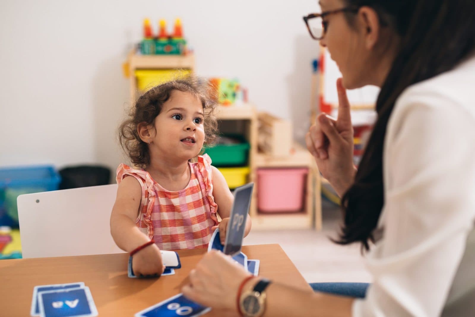 Bilingual speech therapy session